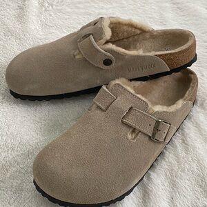 Birkenstock men’s size 43 US10 Tan Suede & Shearling Clogs